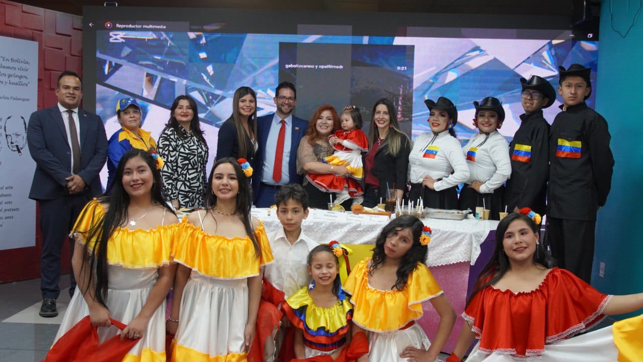 Embajada de Venezuela celebra la hermandad con Bolivia en programa Palenque TV