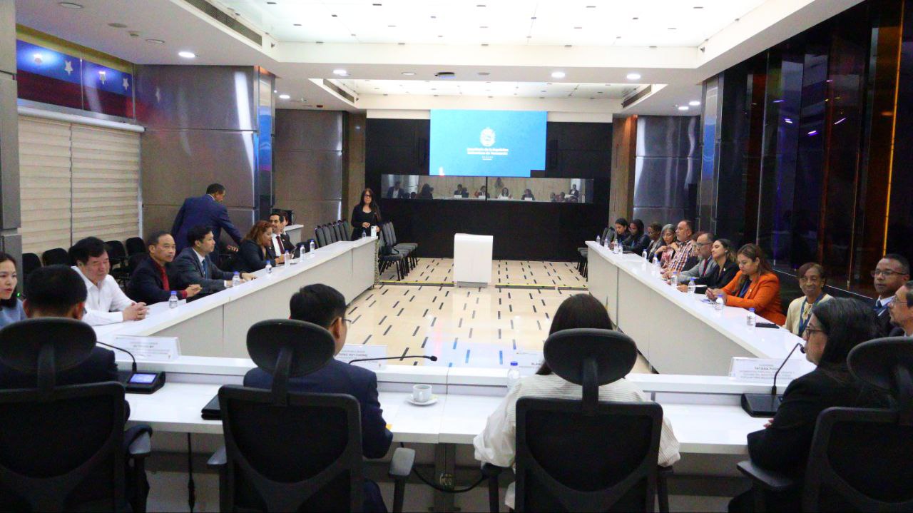 ISB y la Unión de Amistad de Vietnam firman memorándum de entendimiento