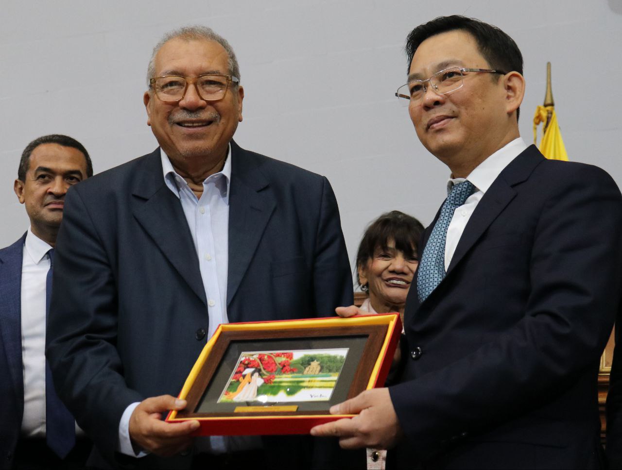 AN sostiene encuentro con representantes de Unión de Organizaciones de Amistad de Vietnam