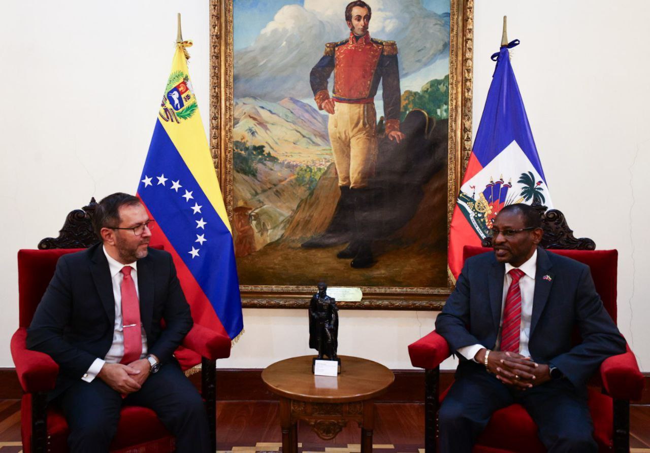 Canciller Yván Gil recibe Copias de Estilo de nuevo Embajador haitiano