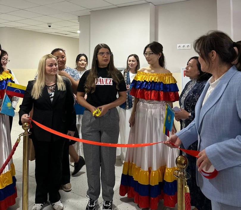 Escuela kazaja rinde honores al Comandante Hugo Chávez