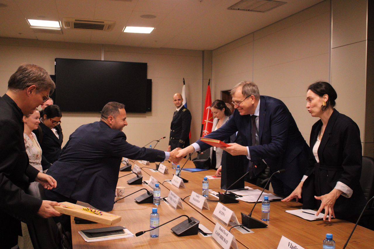 Ministro de Educación Universitaria se reúne con Comité de la Gobernación de San Petersburgo