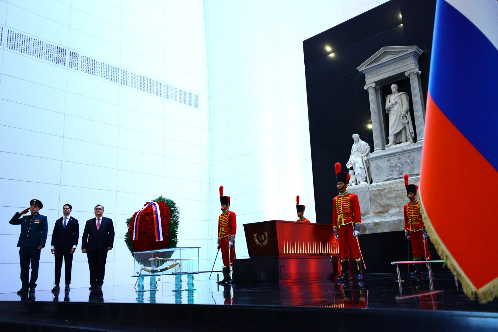 Embajada de Rusia evoca Día de la Federación con ofrenda floral al Libertador