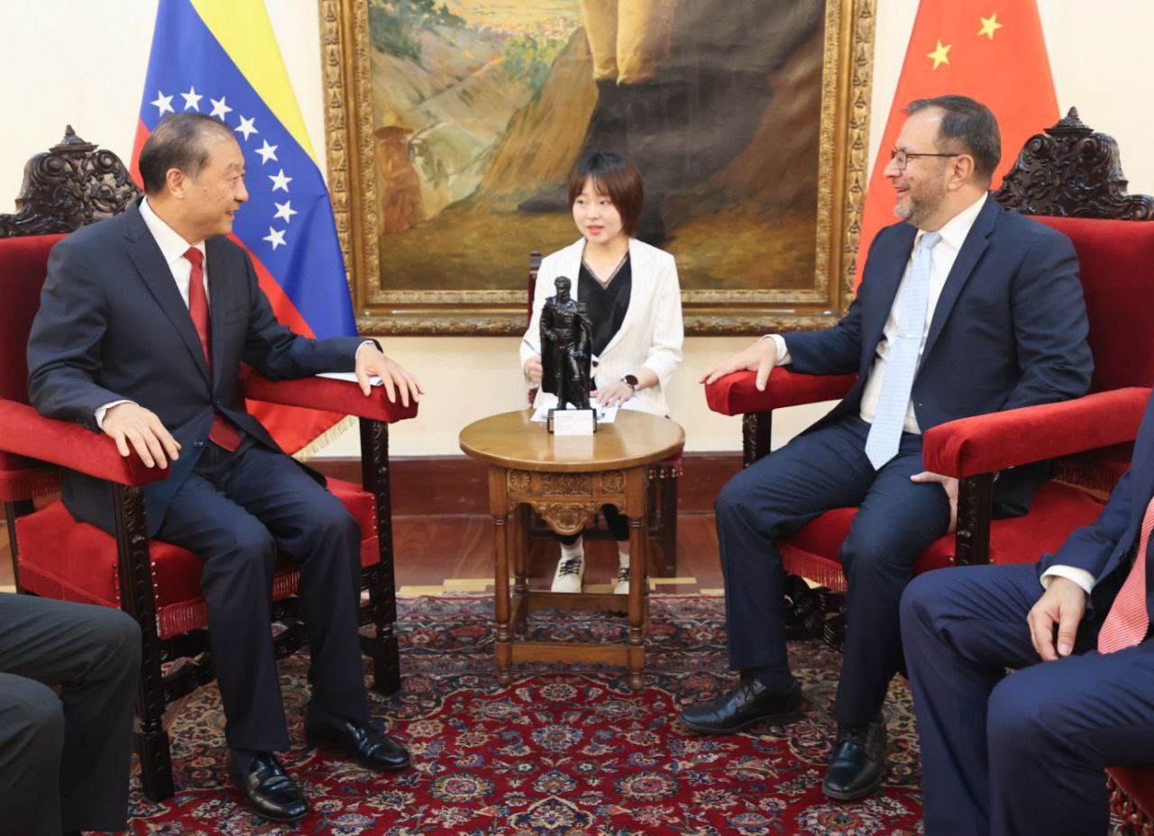 Canciller Yván Gil recibe a alto representante del Partido Comunista de China