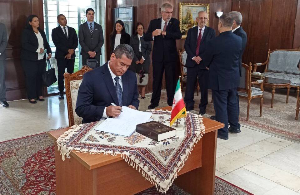 Autoridades de Cancillería firmaron el Libro de Solidaridad con el pueblo iraní