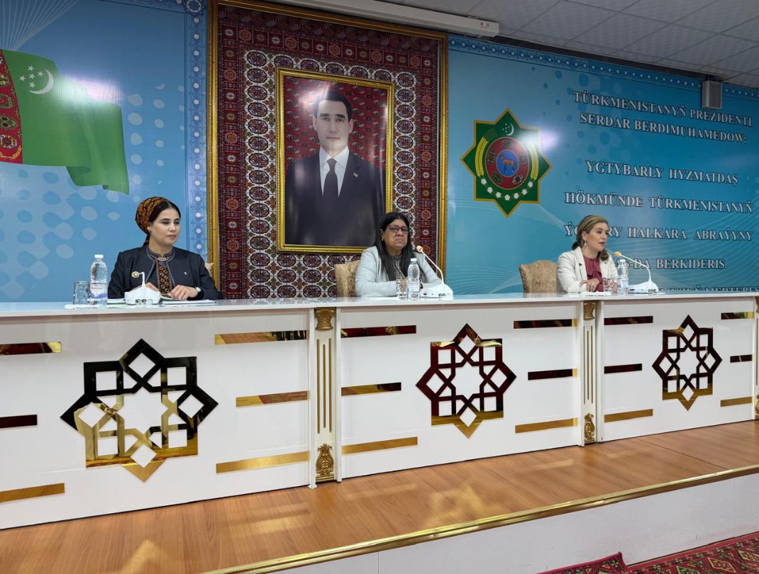 Viceministra Pugh expone política exterior de Venezuela en academia diplomática de Turkmenistán