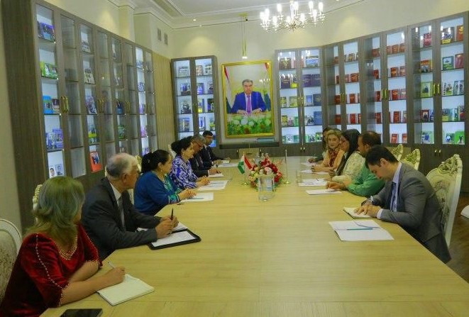 Viceministra Pugh desarrolla agenda de trabajo en Tayikistán