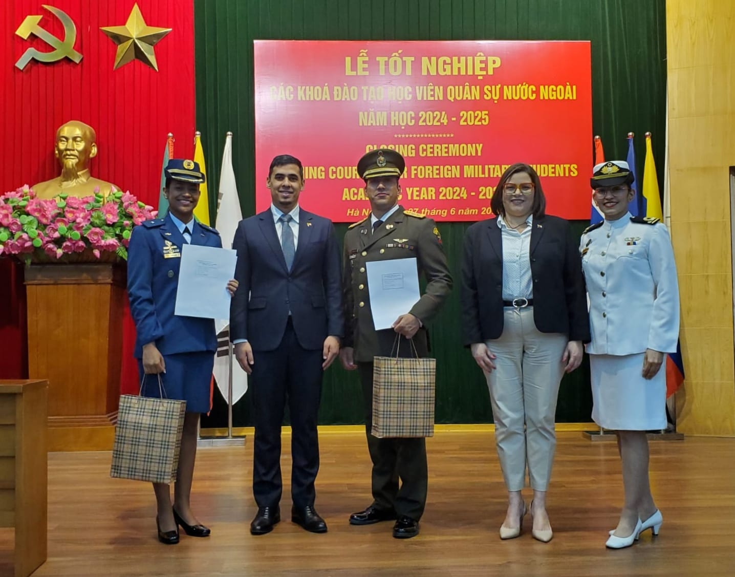Oficiales venezolanos culminan programa de formación para militares extranjeros en Vietnam