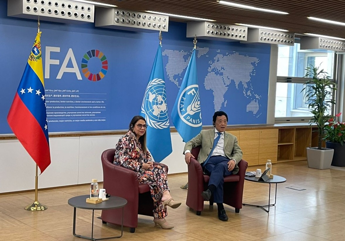 Venezuela presenta modelo comunal productivo e invita a Cumbre Mundial por la Paz en encuentro con Director General de la FAO