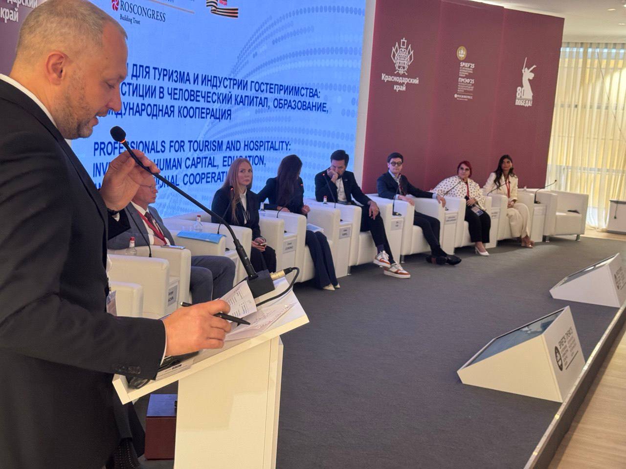 Ministra Gómez participa en panel sobre turismo en Foro Económico de San Petersburgo