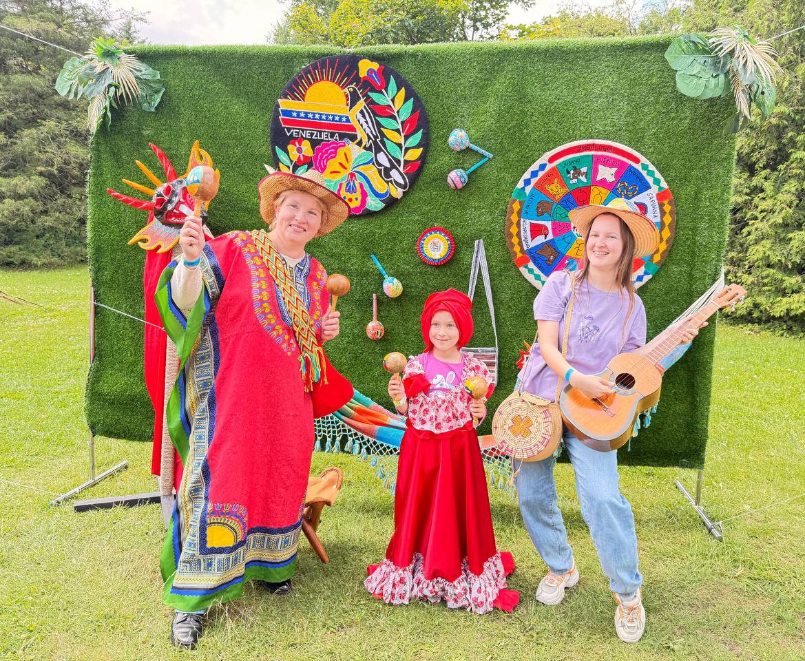 Embajada en Belarús deslumbra en Festival Bookids “Vuelta al Mundo” en Minsk