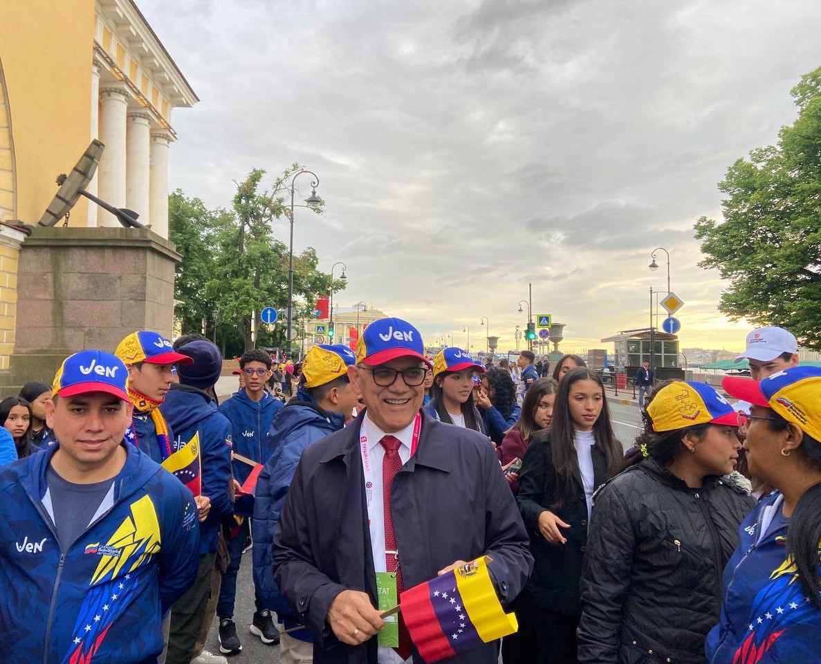 Venezuela celebra su presencia en festival “Velas Escarlatas” en San Petersburgo