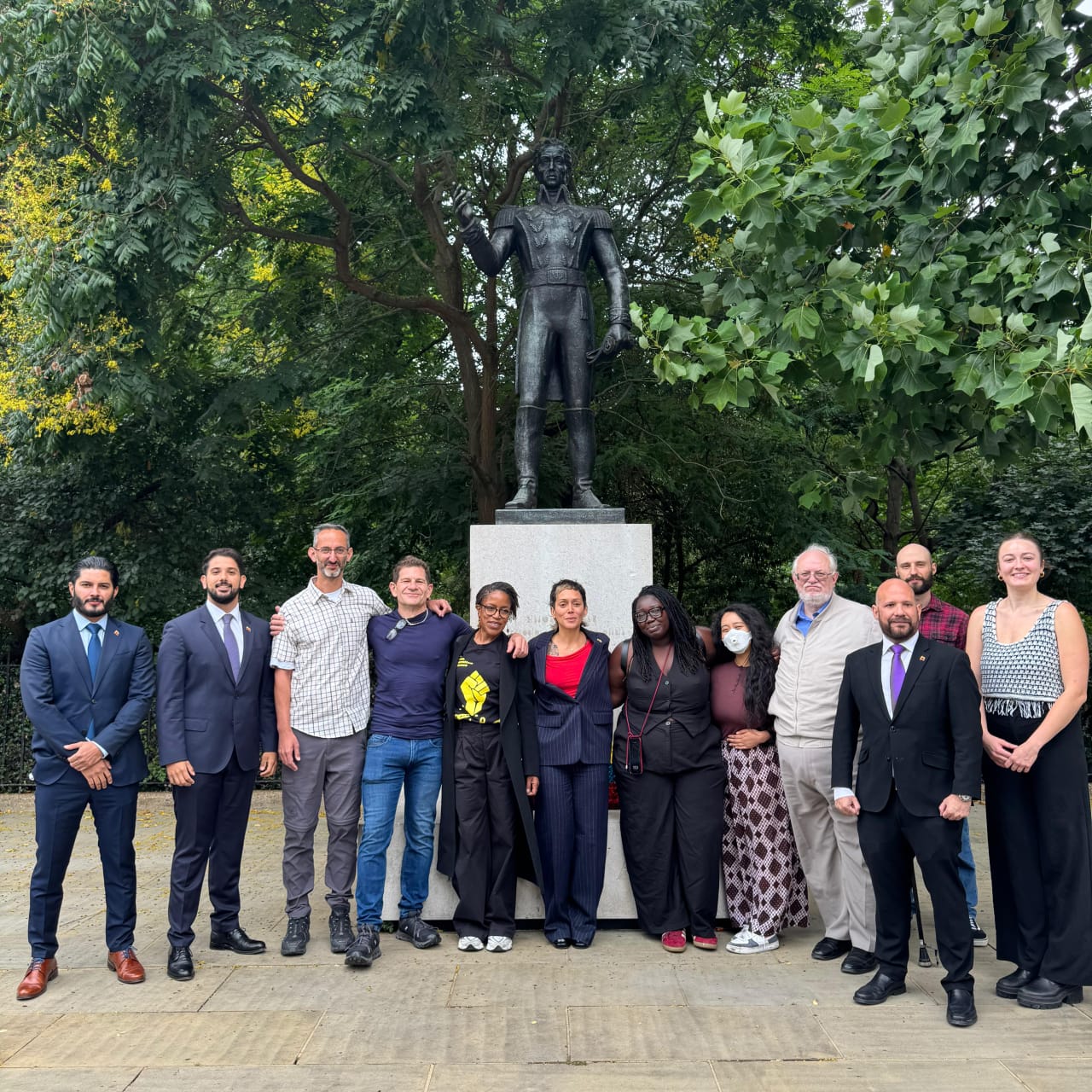 Embajada en Reino Unido conmemora aniversario de la Independencia con ofrenda floral al Libertador