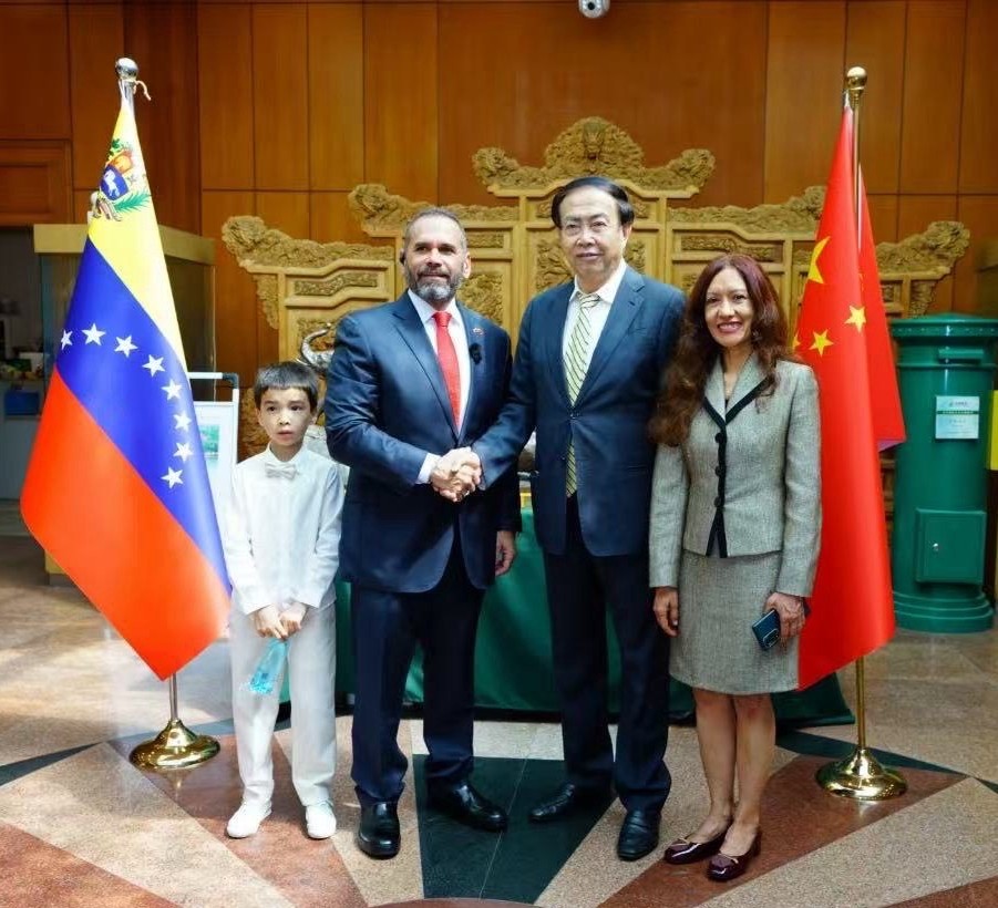 Emotiva celebración en China del aniversario de la Independencia de Venezuela