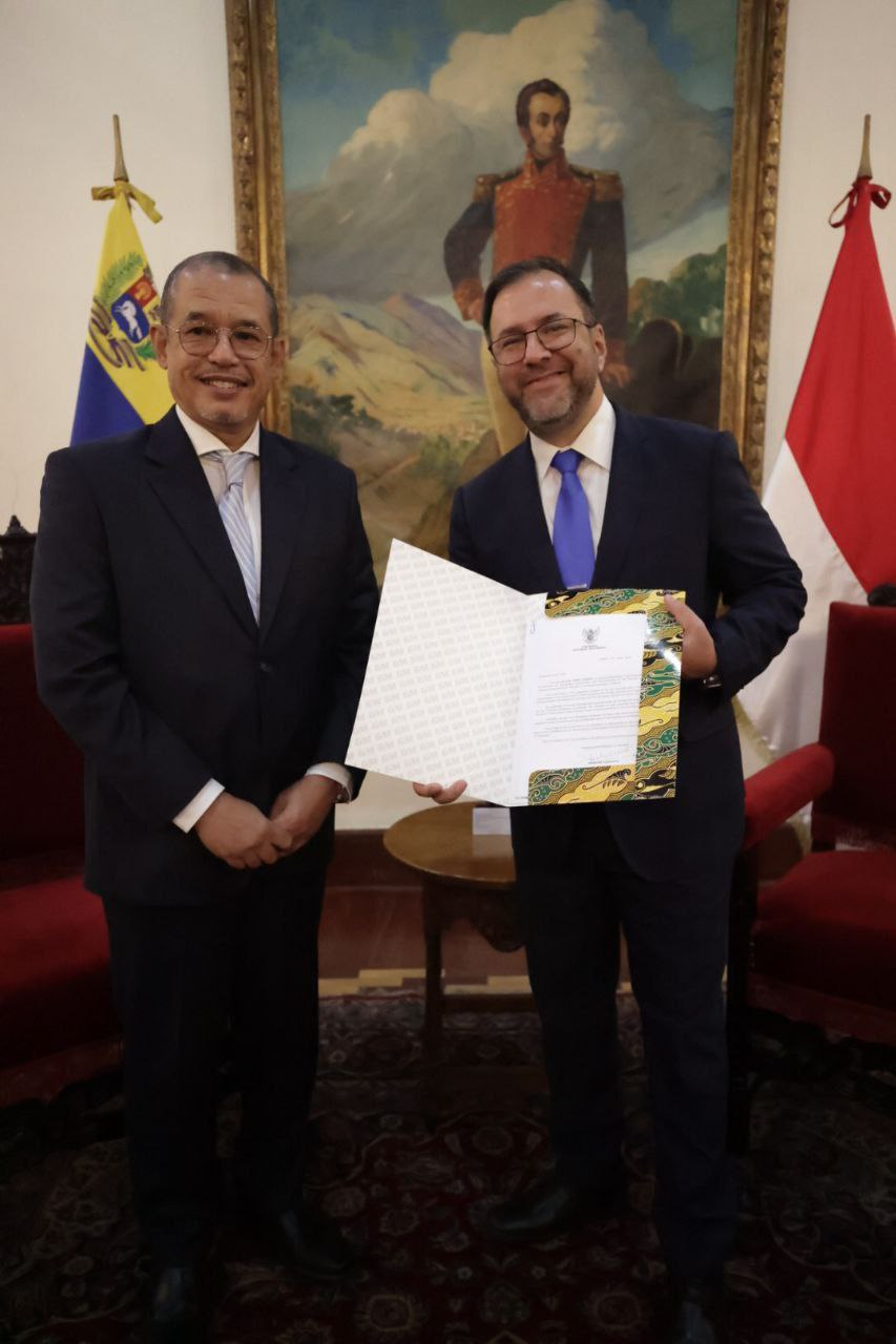 Canciller Yván Gil recibe Copias de Estilo del Embajador designado de Indonesia