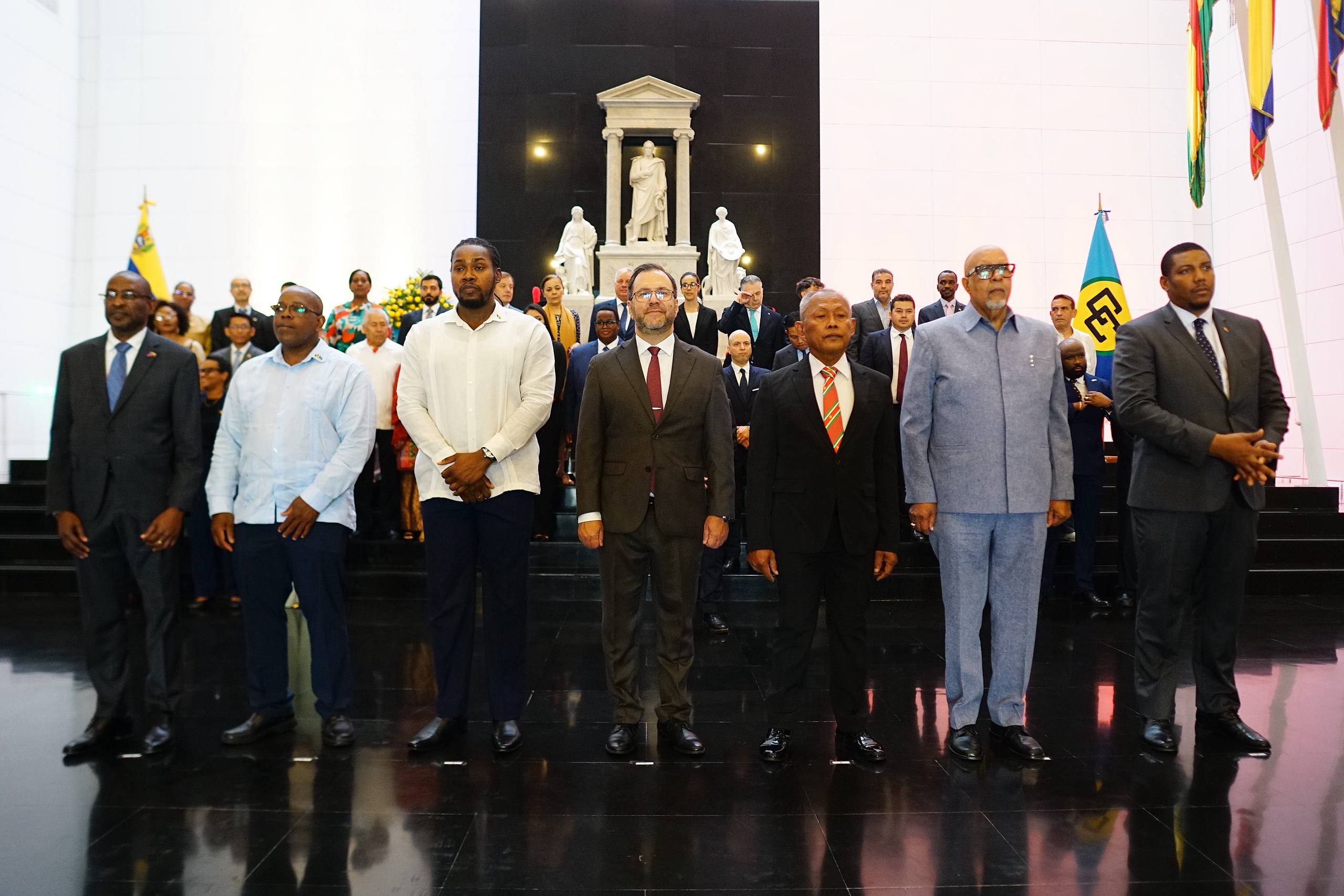Caricom honra a Bolívar con ofrenda floral en ocasión de su 52° aniversario