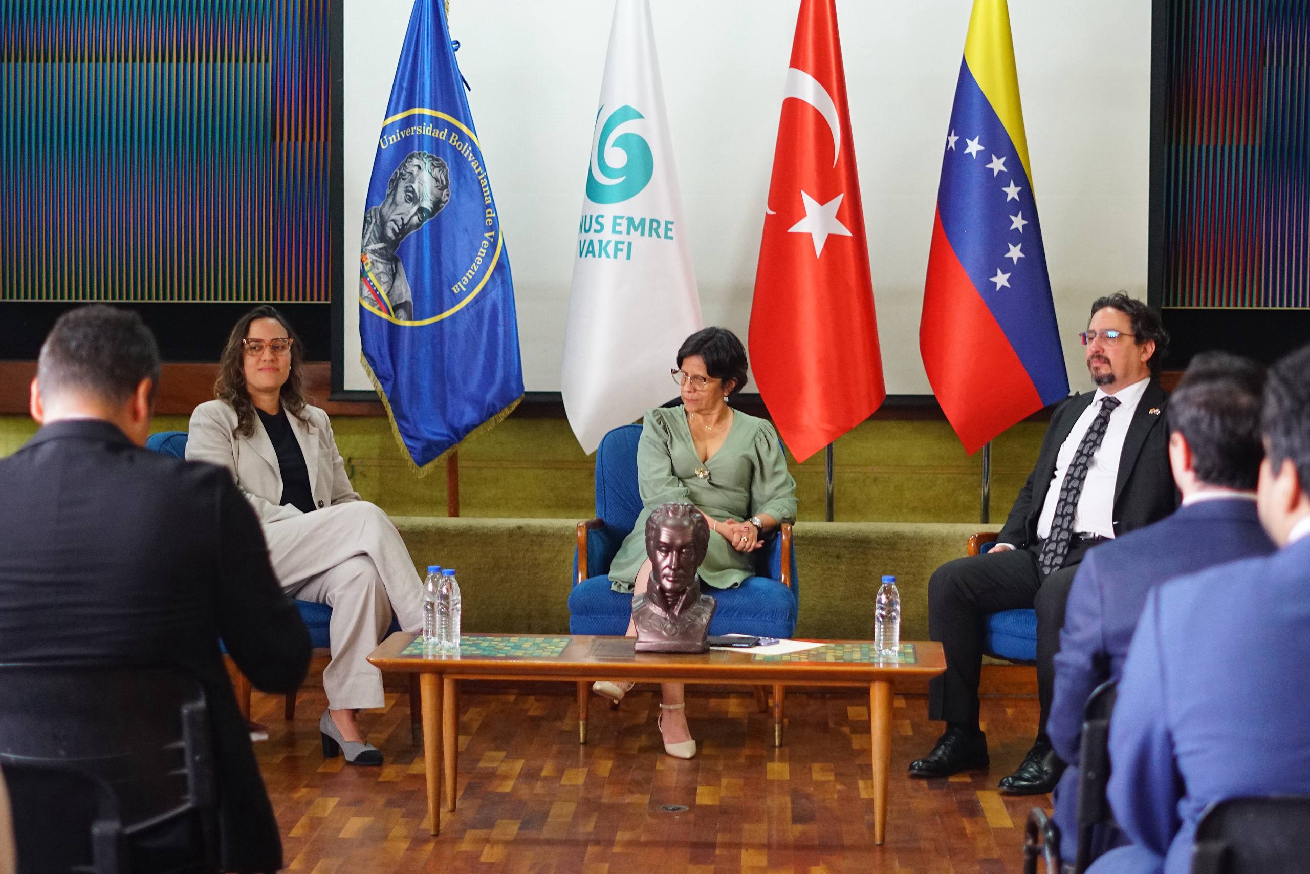 Con exposición fotográfica celebran en Caracas el Día de la Democracia y la Unidad Nacional de Türkiye