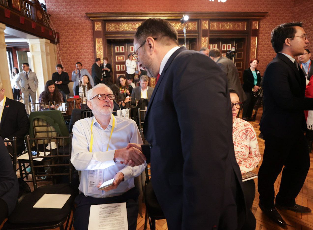 Venezuela expresa su compromiso con la paz ante parlamentario británico