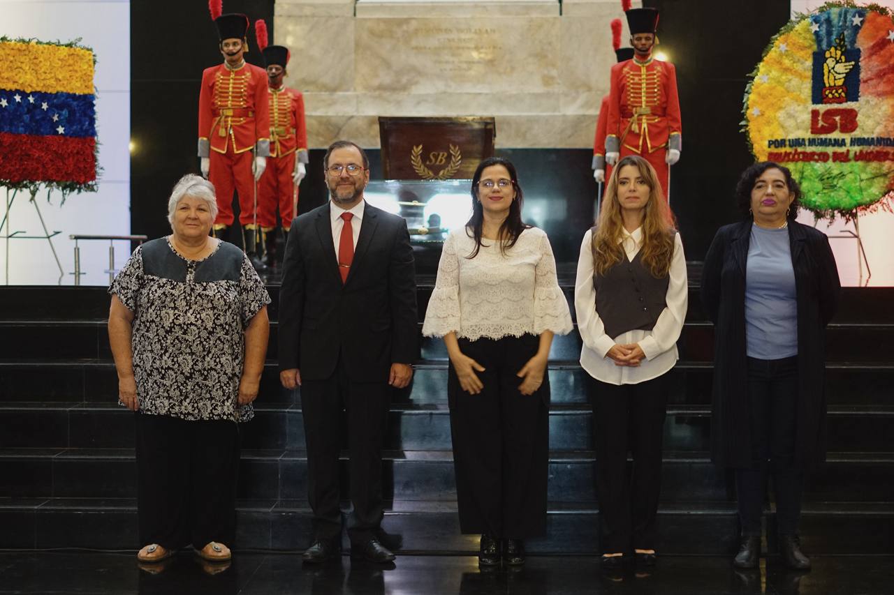 Canciller Yván Gil presentó ofrenda floral al Libertador por su natalicio