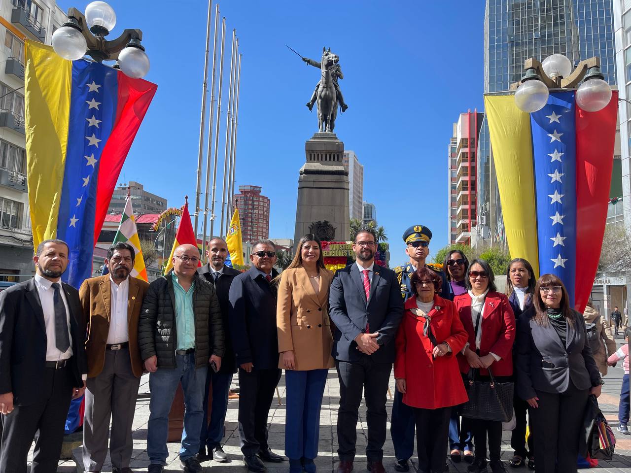 Bolivia rinde homenaje a Bolívar con ofrendas y desfile en aniversario de su natalicio