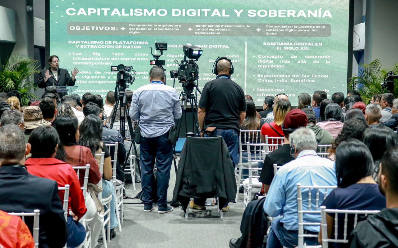 Periodistas del Sur Global se forman en Caracas contra el bloqueo mediático