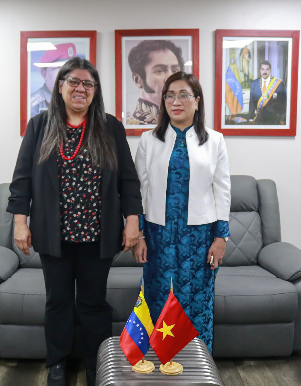 Venezuela y Vietnam intercambian experiencias en movilización de masas y educación