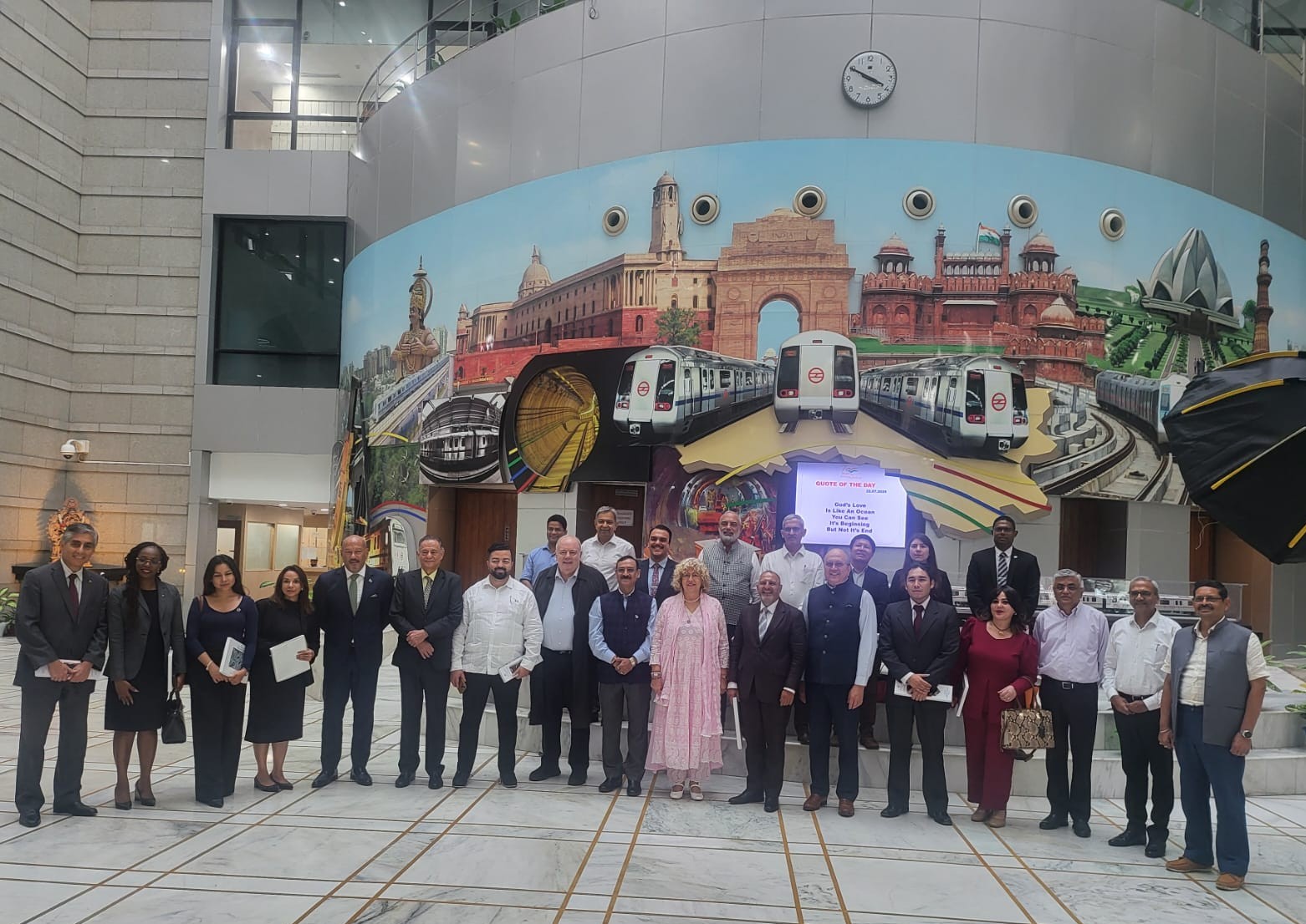 Embajadora Rodríguez visita corporación del sistema de transporte subterráneo de Delhi
