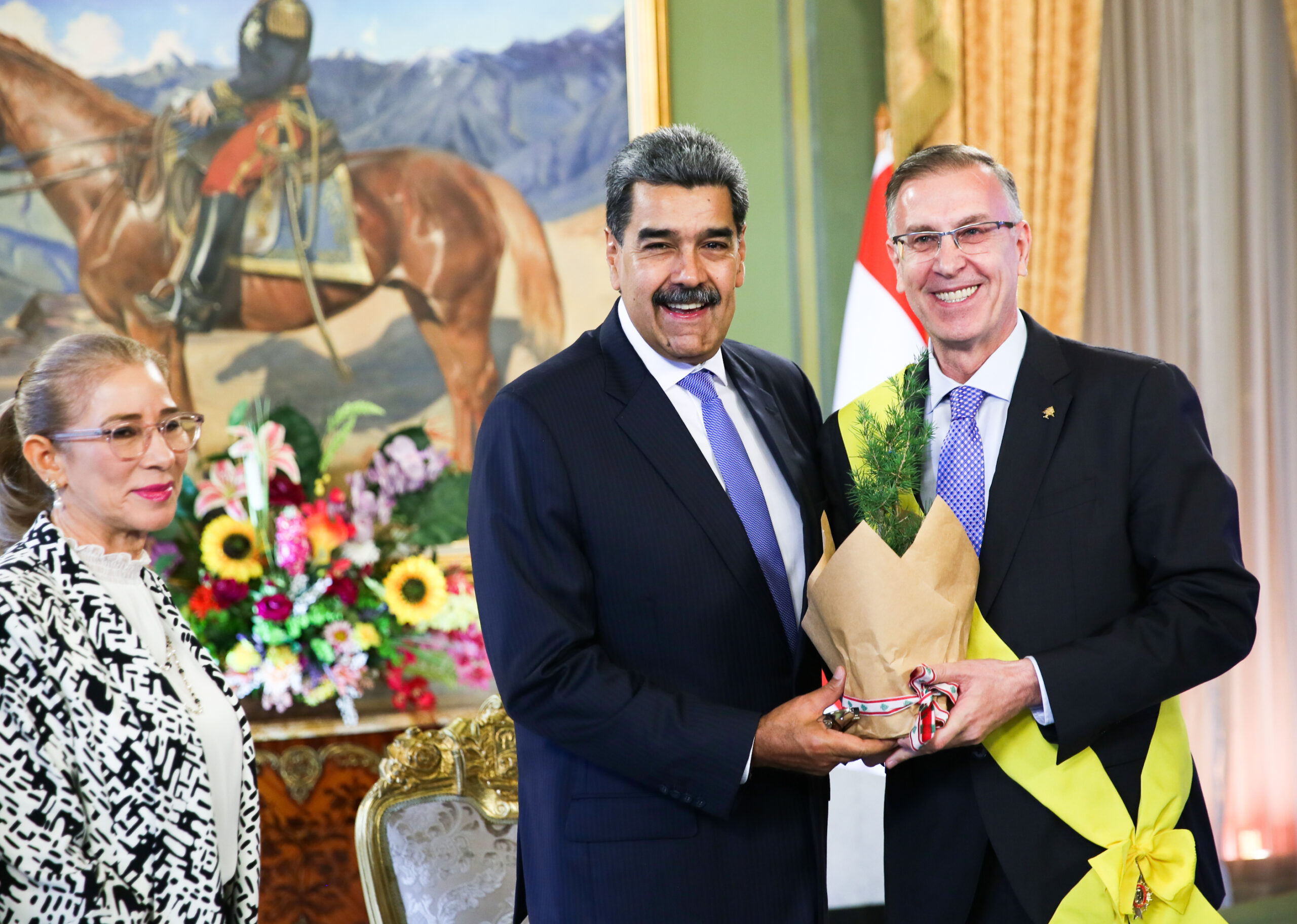 Gobierno Bolivariano condecora a embajador del Líbano