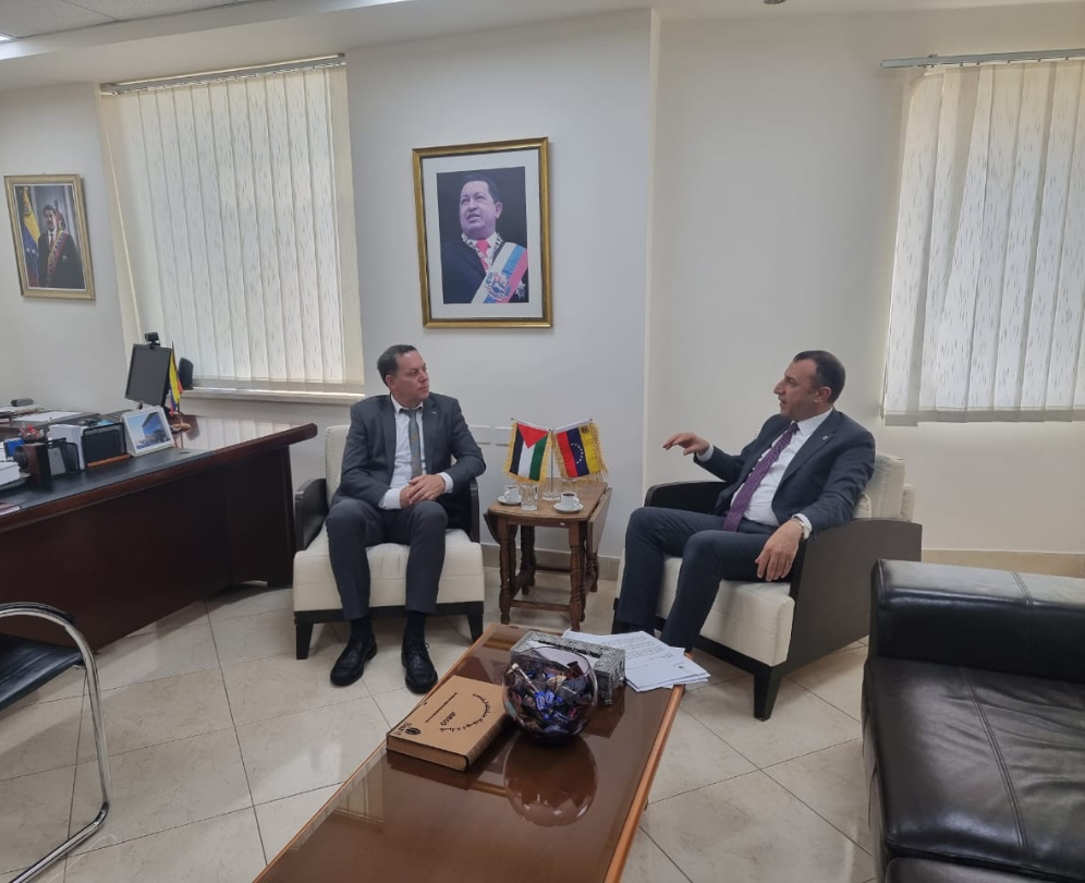 Embajador Taha se reúne con portavoz oficial del Movimiento de Liberación Nacional Palestino