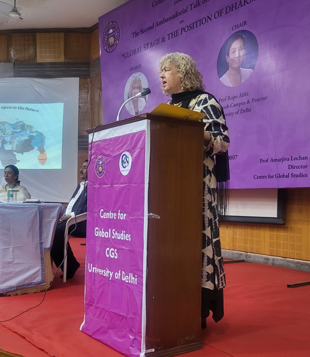 Embajadora Rodríguez participó en ciclo de conferencias de la Universidad de Delhi