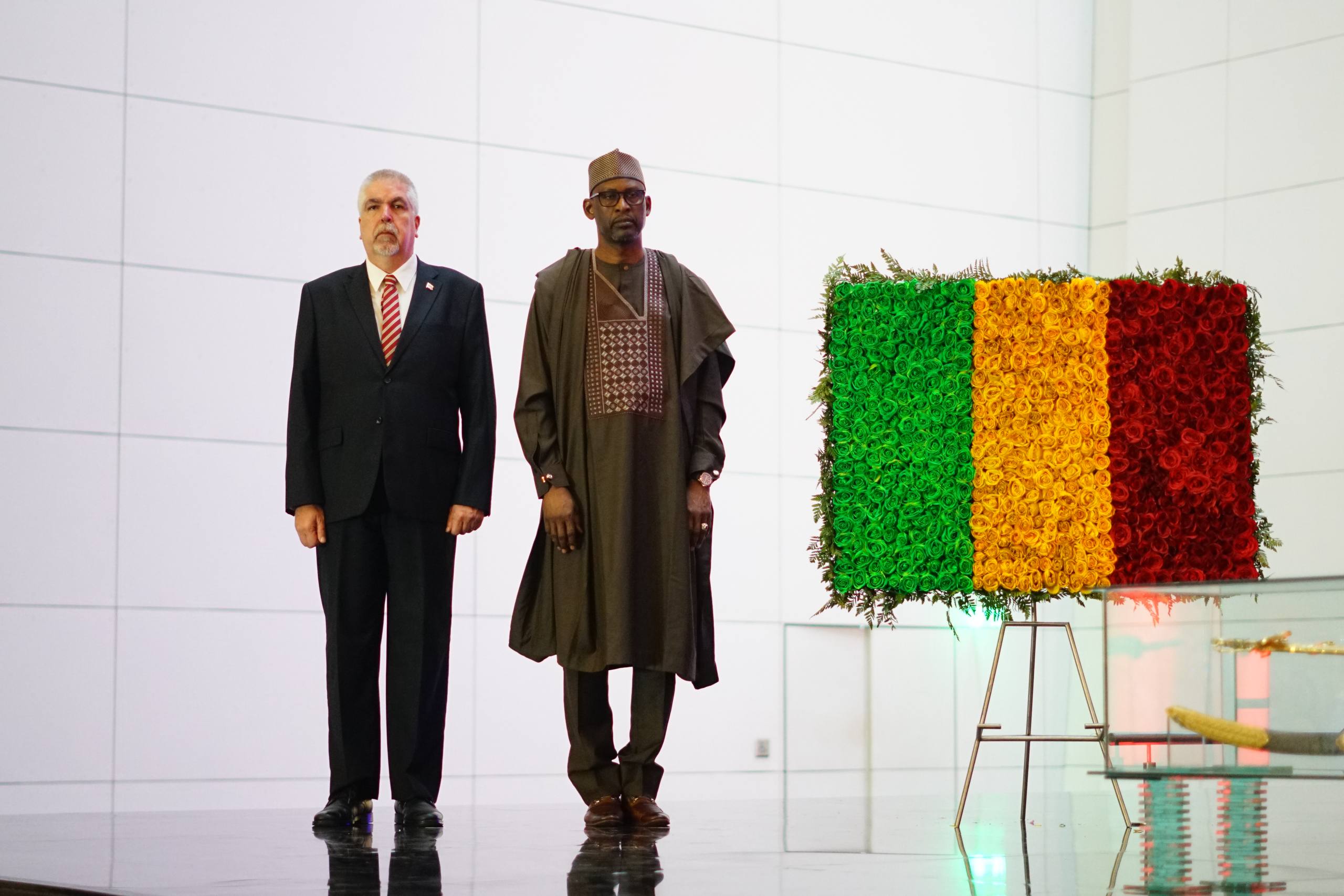 Ministro de Asuntos Exteriores de Mali ofrenda a Bolívar en Caracas