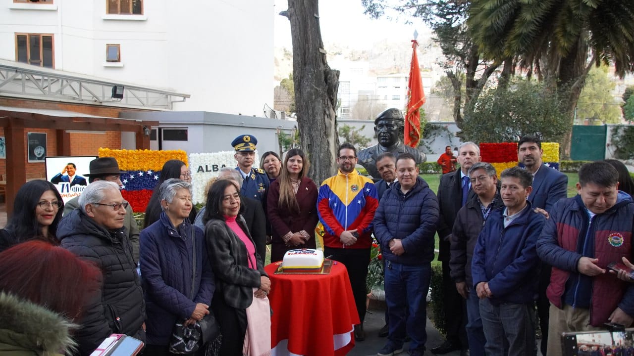 Bolivianos cantan cumpleaños al Comandante Chávez en la Embajada de Venezuela por su 71 aniversario