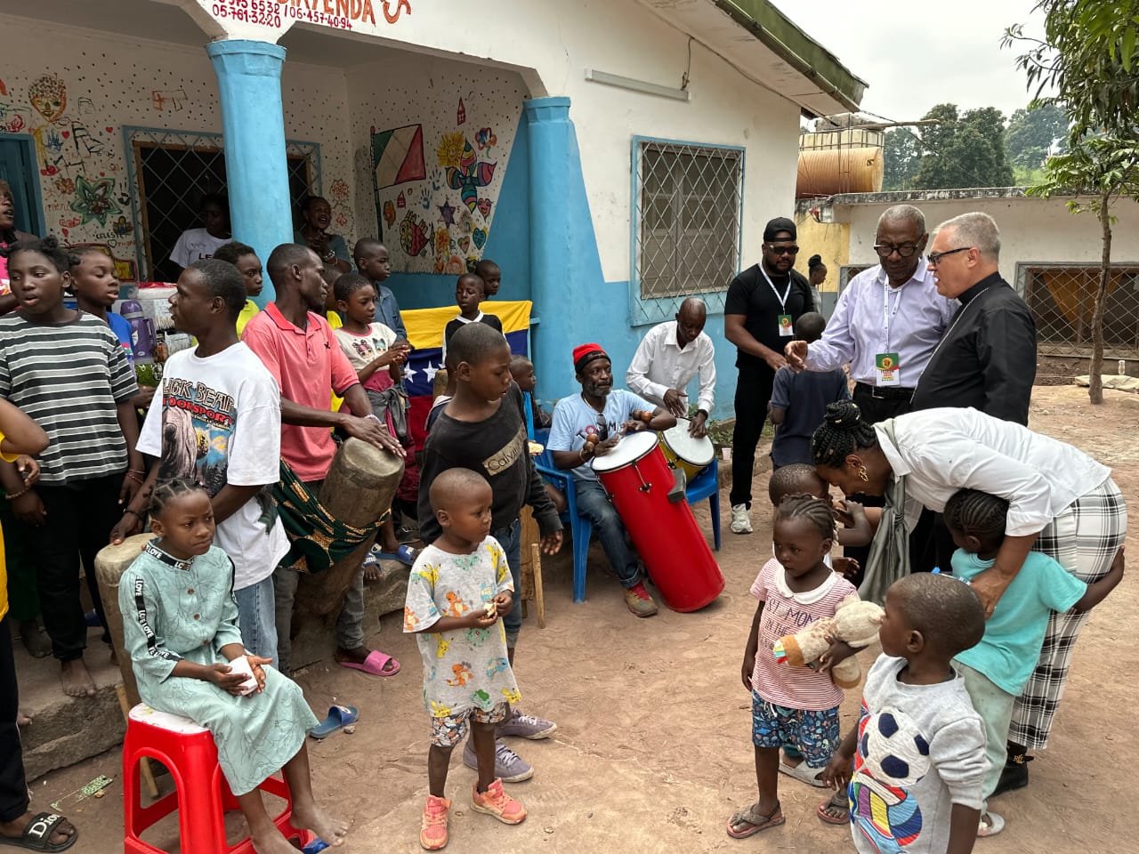 Embajada de Venezuela y Grupo Madera llevan tambor y alegría a orfelinato en el Congo