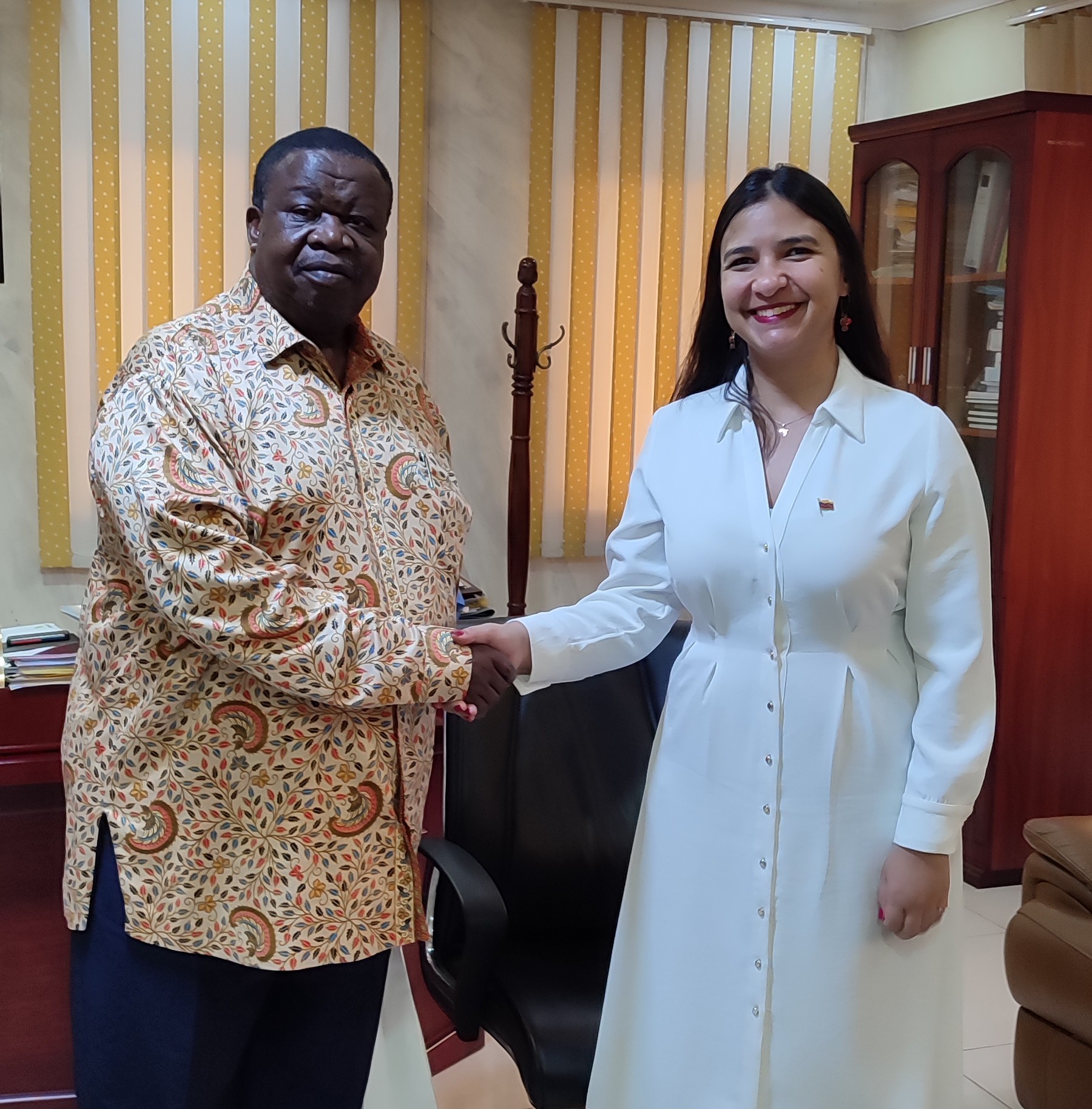 Embajadora en Uganda se reúne con ministro del Interior Kahinda Otafiire