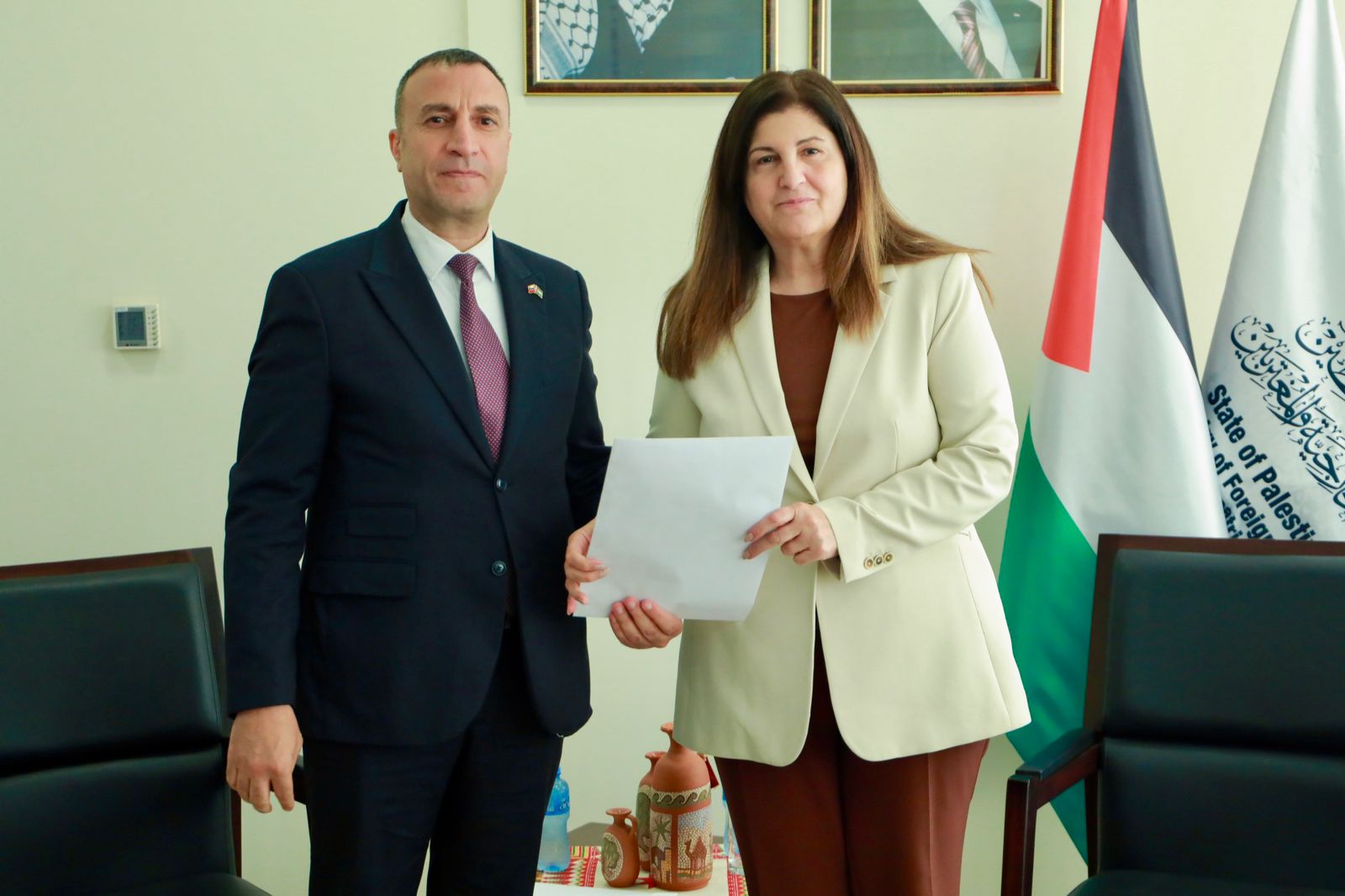 Embajador Taha se reúne con Ministra de Asuntos Exteriores y Expatriados de Palestina