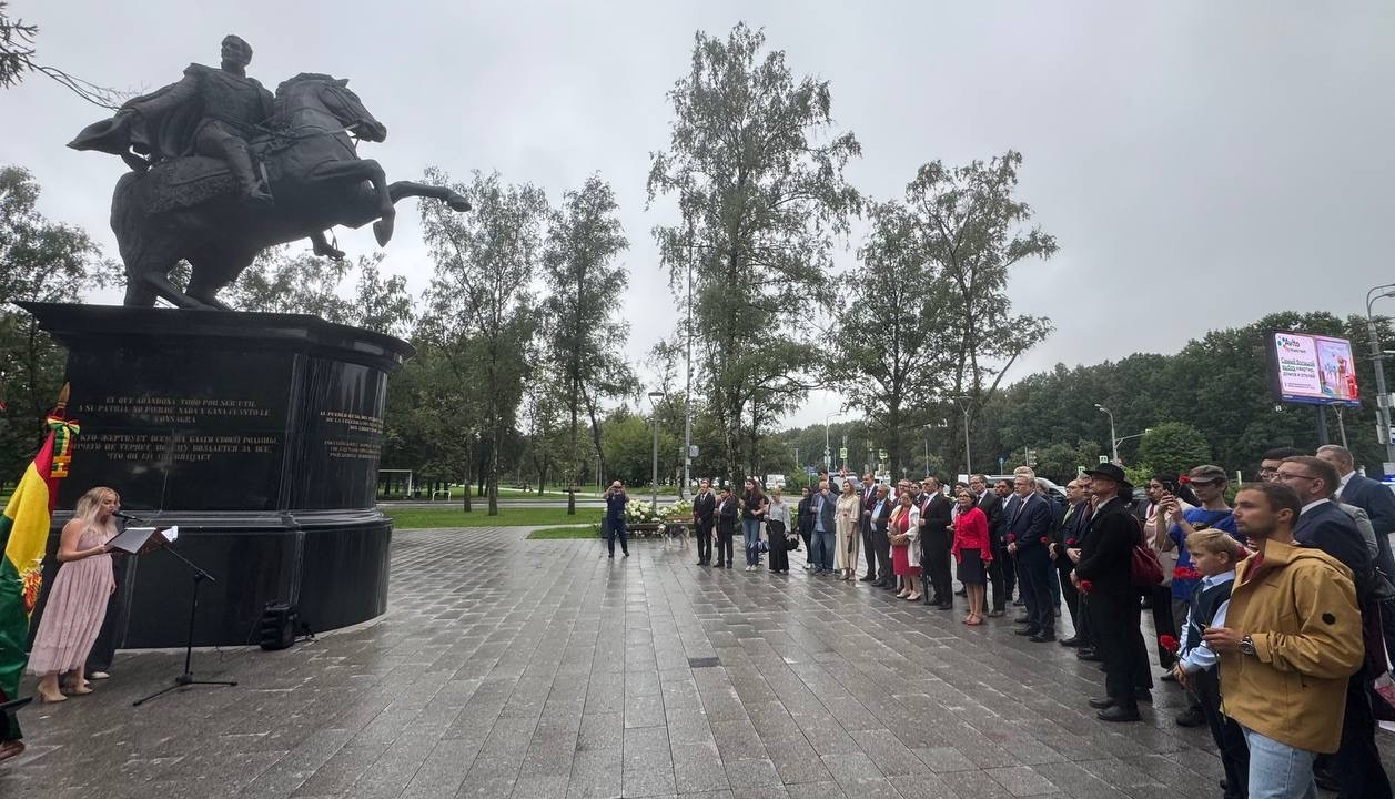 Venezuela acompaña acto por Bicentenario de la Independencia de Bolivia en monumento a Bolívar en Moscú