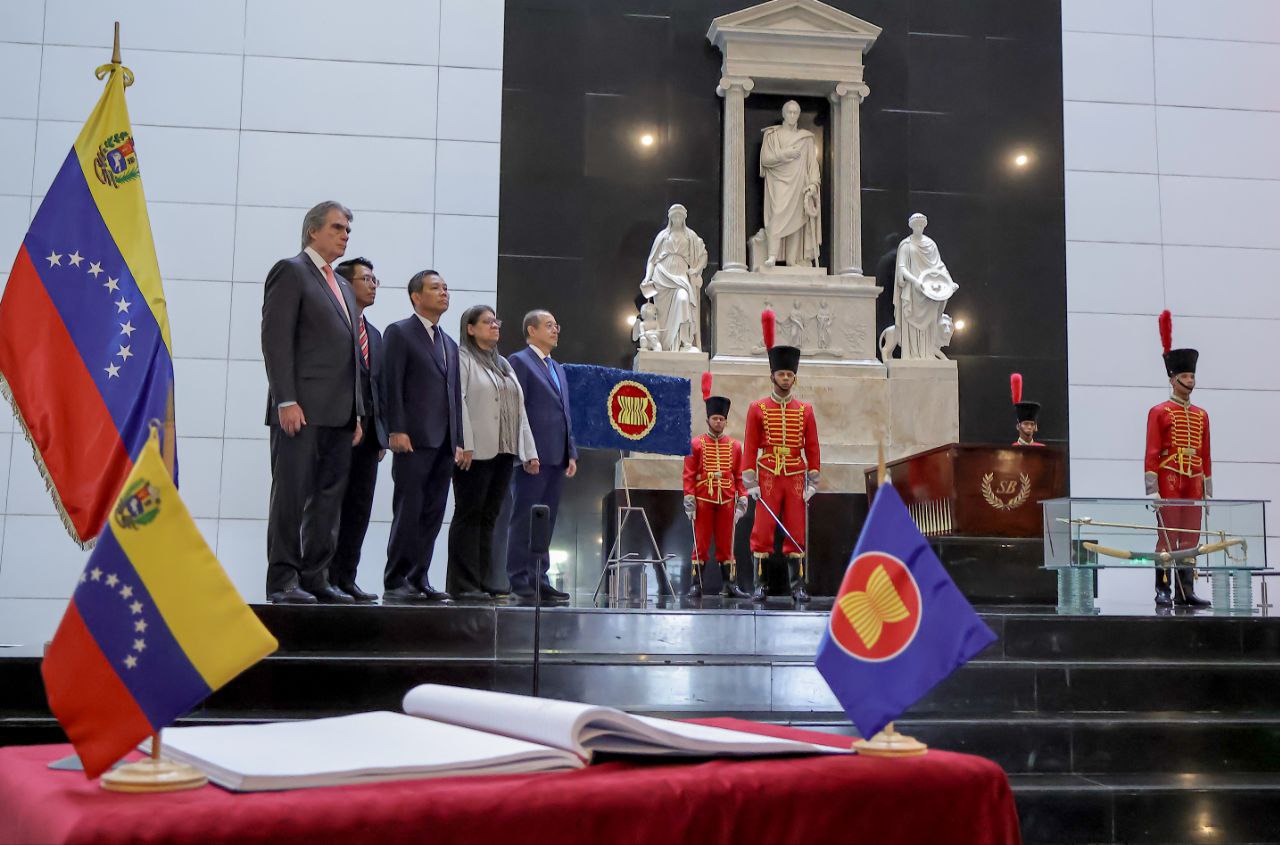 Países de la ASEAN ofrendan a Bolívar en ocasión de su 58 aniversario