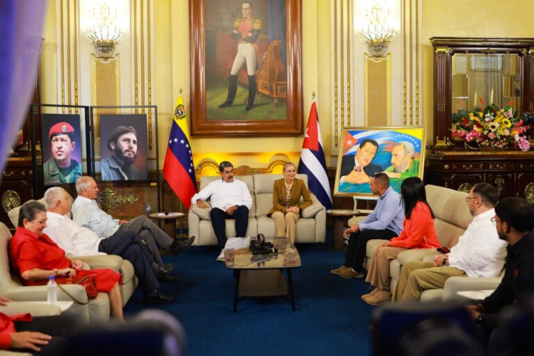 Gobierno Bolivariano honra legado de Fidel Castro en encuentro con delegación cubana