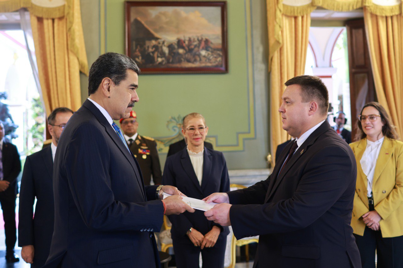Jefe de Estado venezolano recibe Cartas Credenciales del Embajador de Belarús