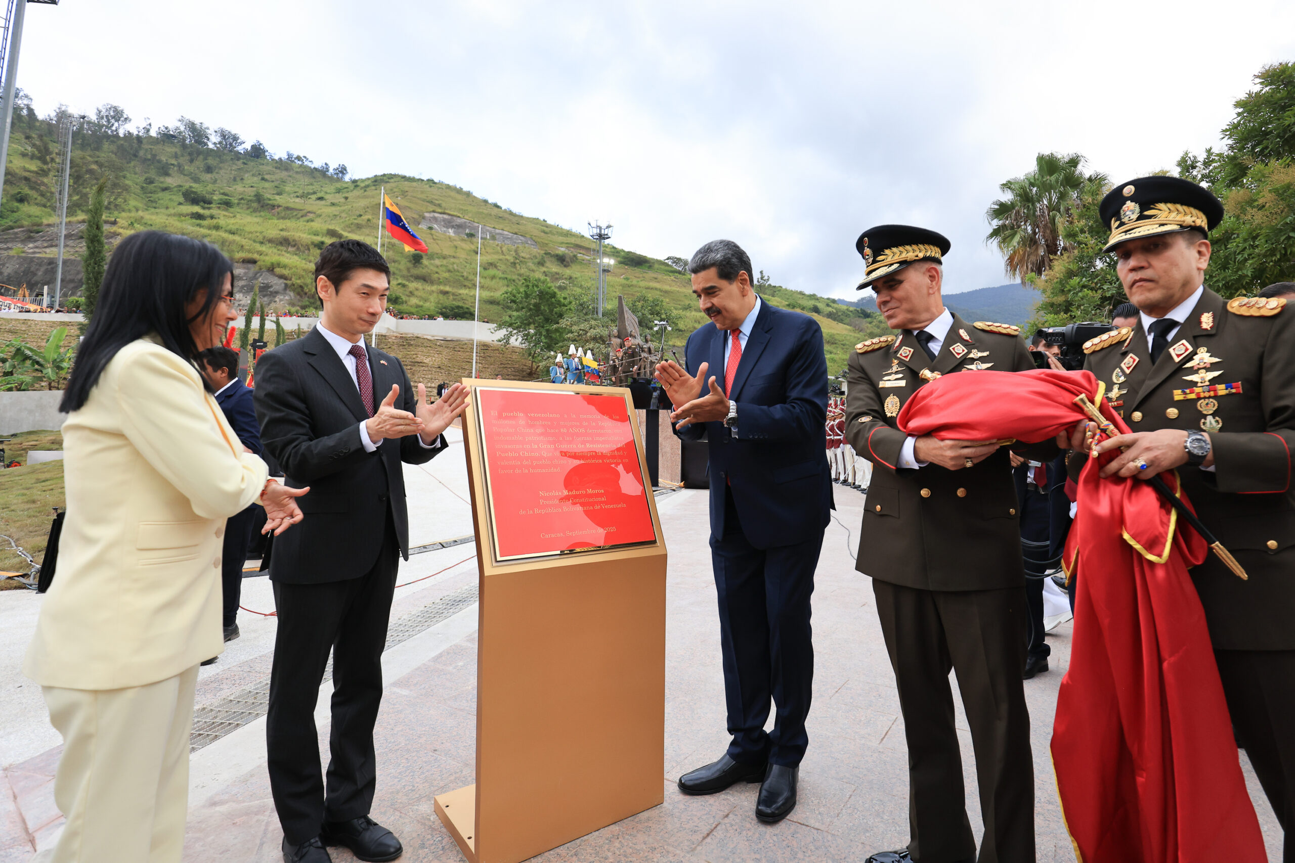 China y Venezuela conmemoran triunfo mundial antifascista con develación de monumento en Caracas