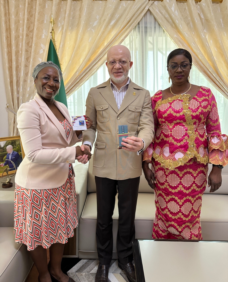 Embajadora Suárez se reúne con Ministro de Comunicación y Medios de la República del Congo