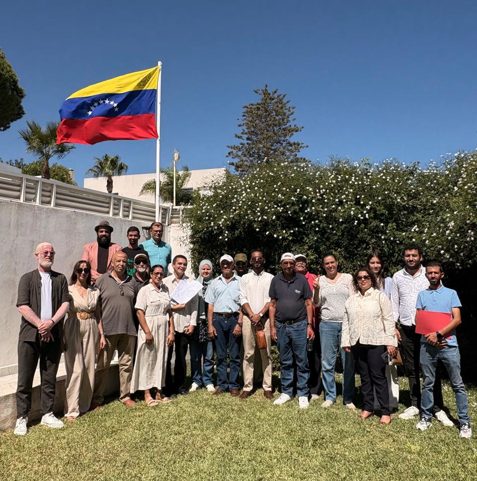 Tunecinos entregan firmas de apoyo a Venezuela