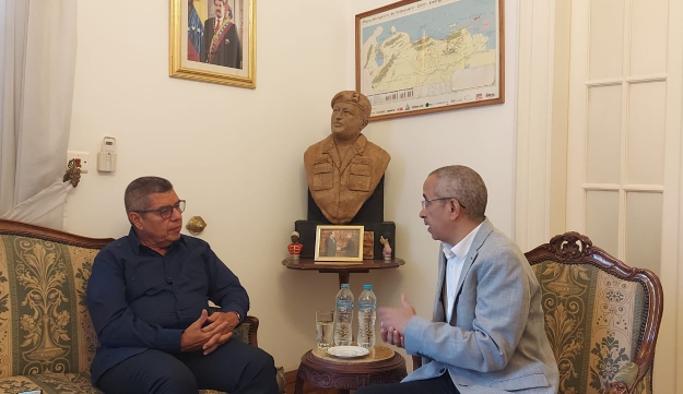 Embajador de Venezuela denuncia en Radio El Cairo campaña de mentiras y agresiones de EEUU