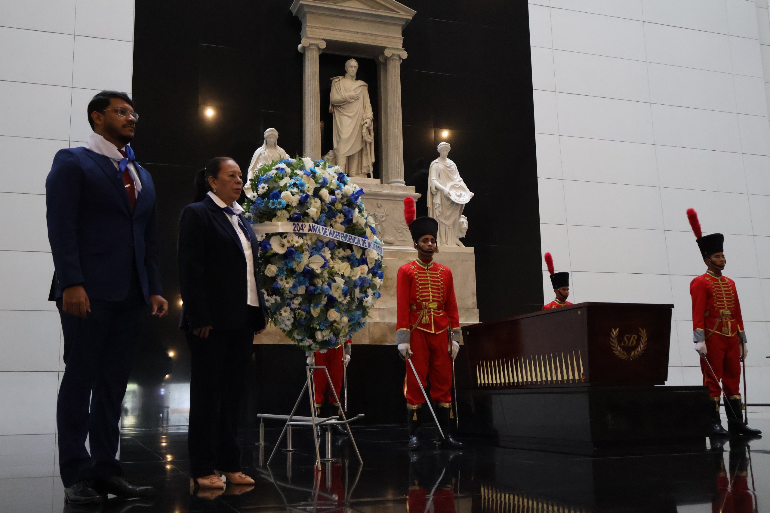 Conmemoran Día de la Independencia de Nicaragua con ofrenda ante Bolívar en Caracas