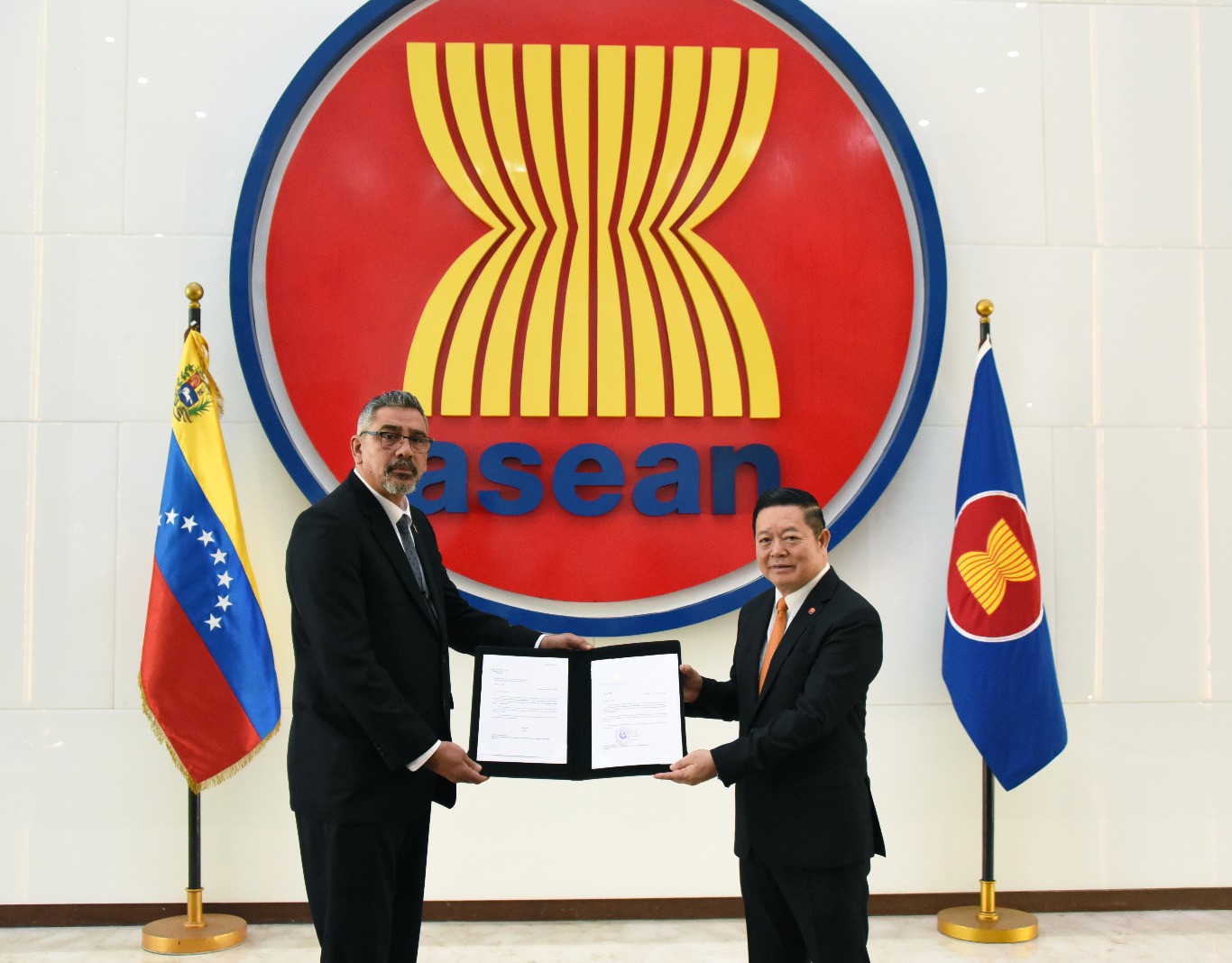 Embajador Enrique Acuña entrega Cartas Credenciales ante la Asociación de Naciones del Sudeste Asiático