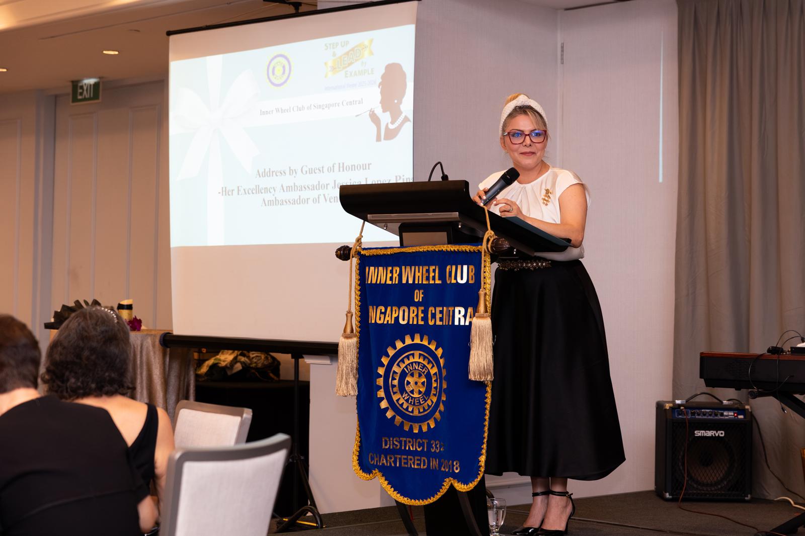 Embajadora López asiste a instalación del nuevo período de Inner Wheel Singapur Central 