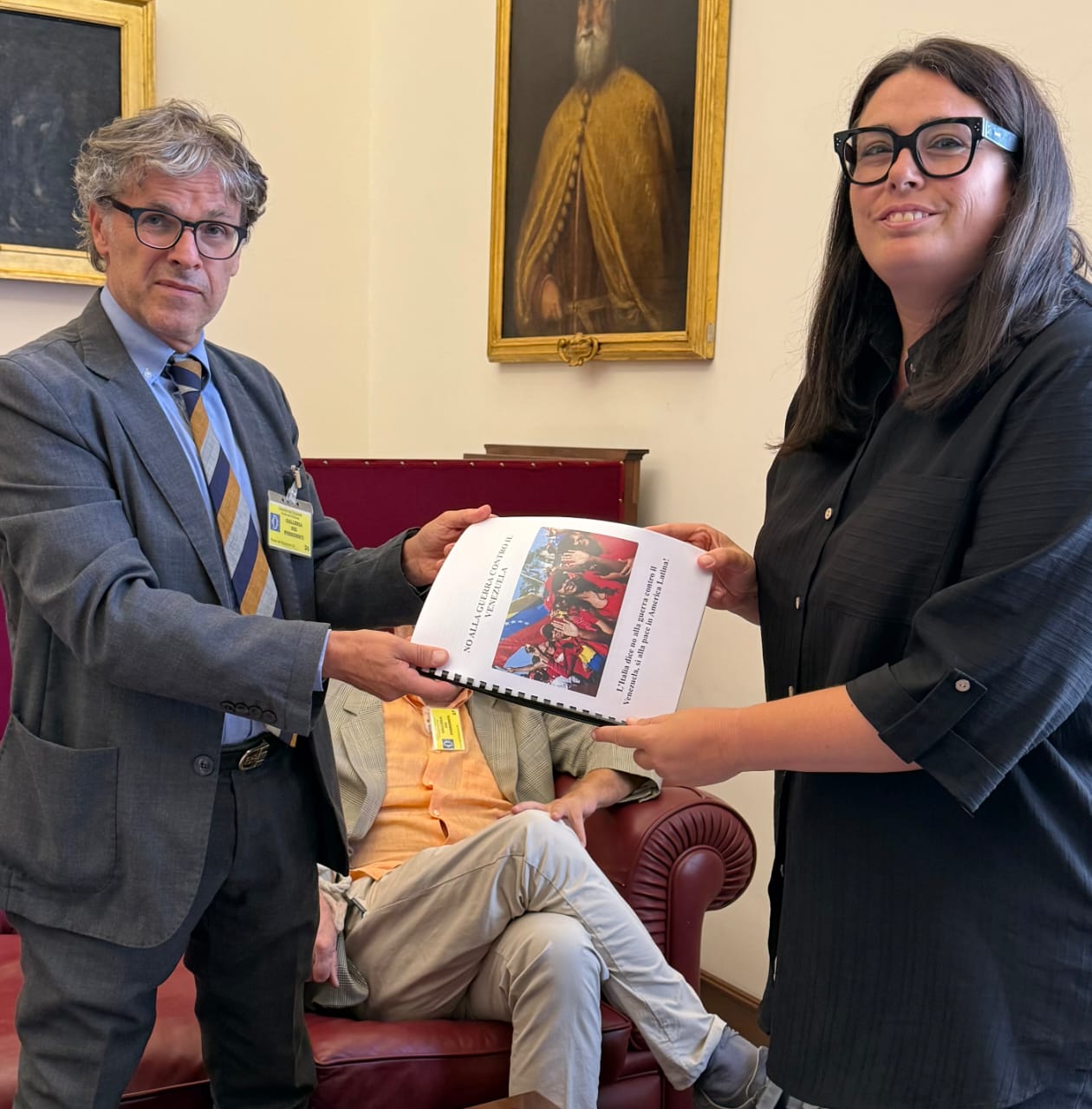 Miles de firmas son entregadas en el Parlamento italiano contra la amenaza de guerra a Venezuela