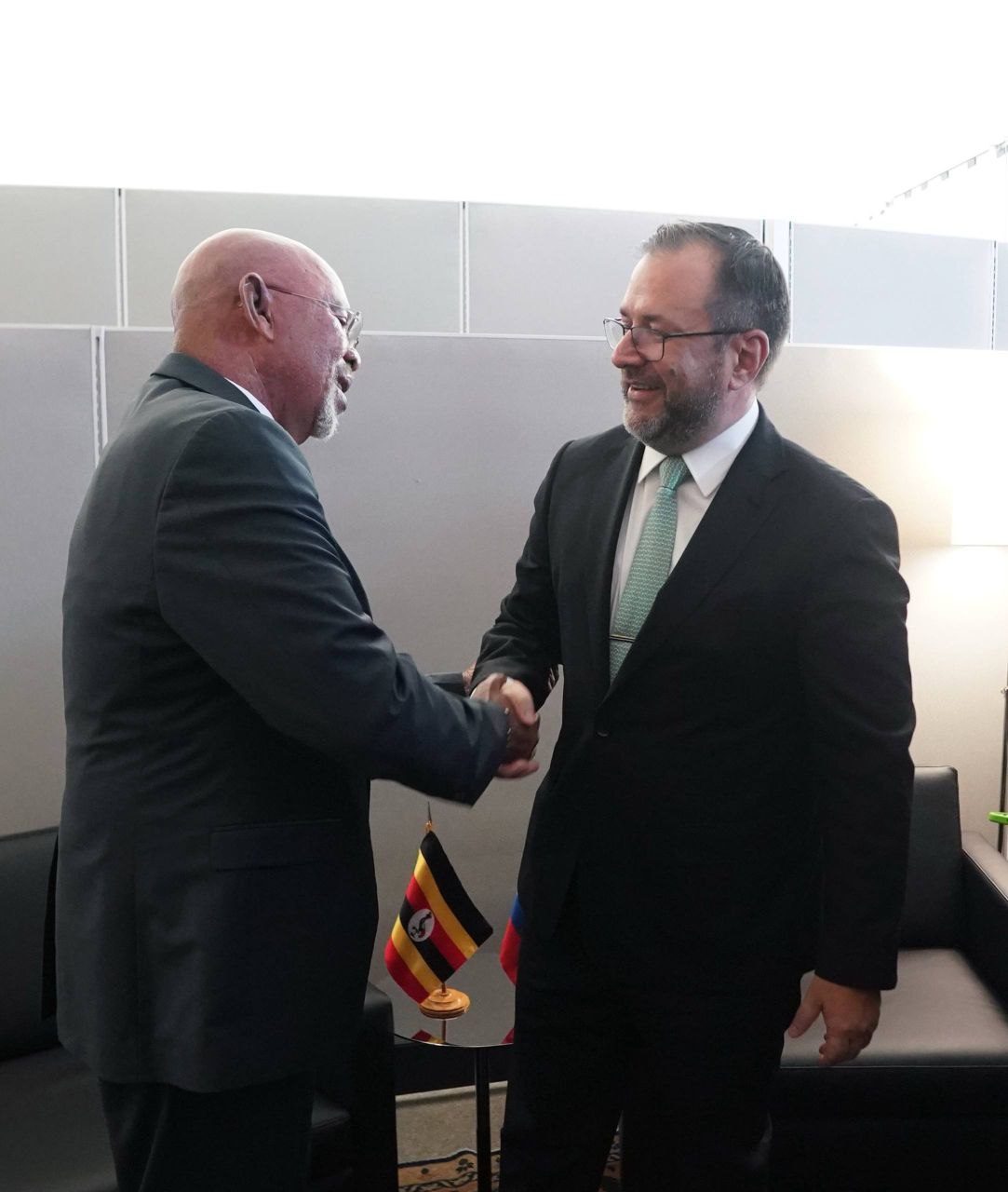 Venezuela y Uganda revisan en Nueva York amplia gama de temas bilaterales