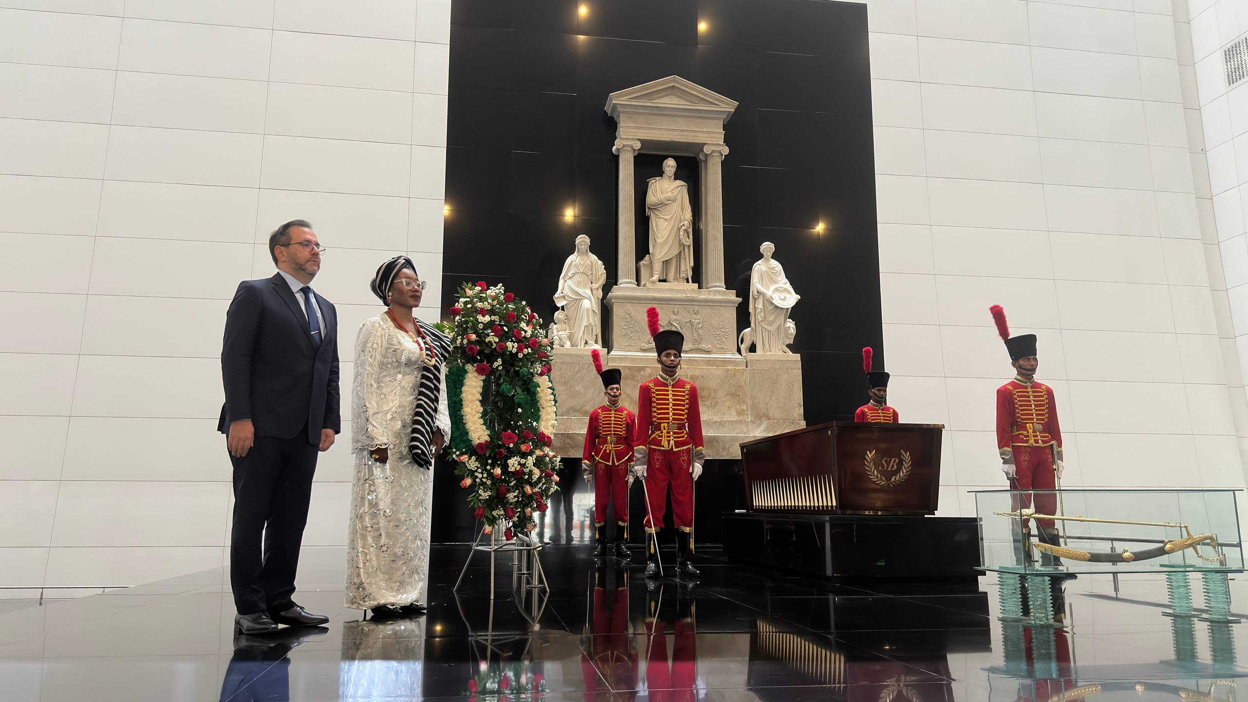 Nigeria celebra en Caracas 65.° aniversario de su independencia con ofrenda floral a Bolívar
