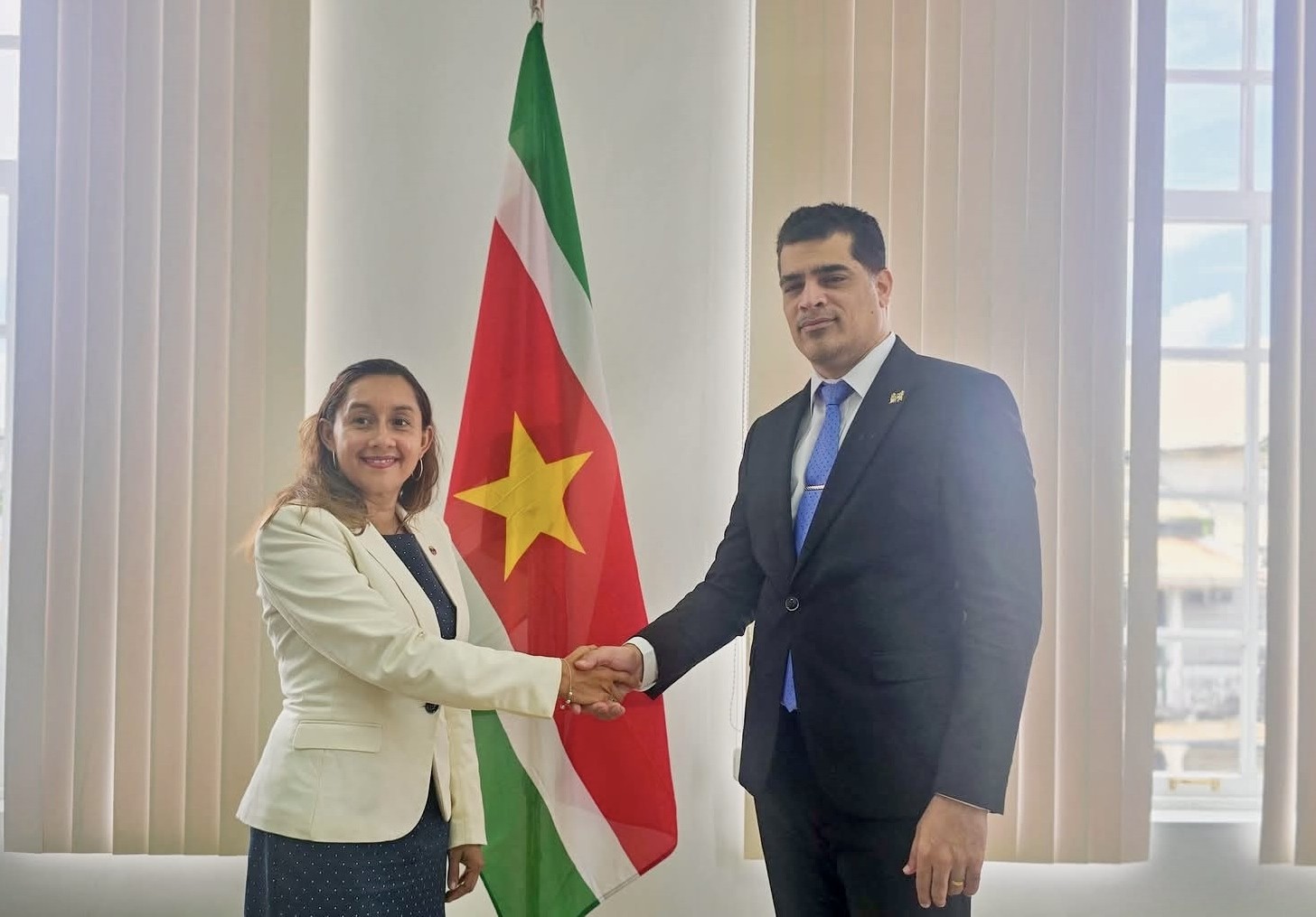 Embajadora de Venezuela se reúne con presidente de la Asamblea Nacional de Suriname